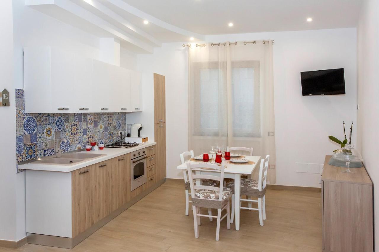 Casa Vacanze La Via Delle Stelle อาเจโรลา ภายนอก รูปภาพ