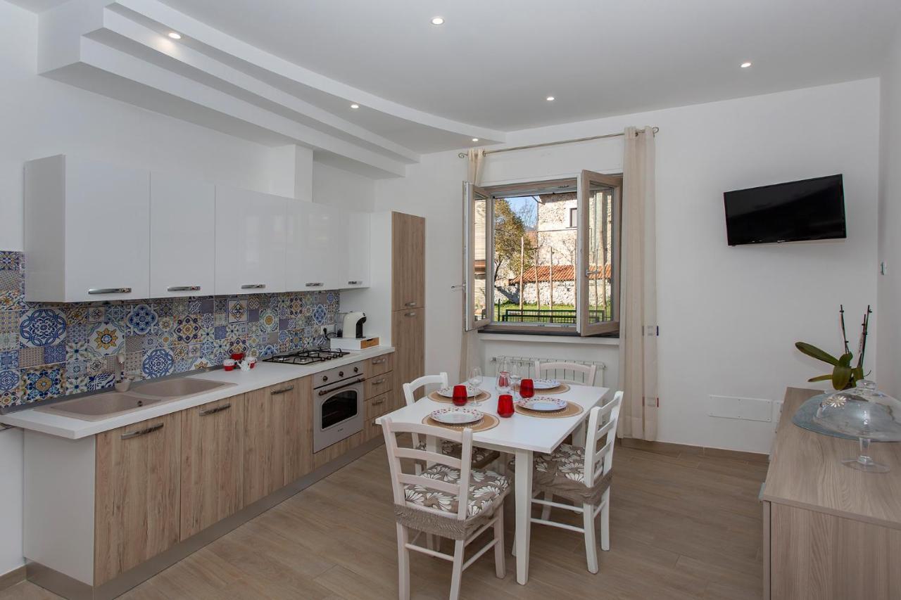Casa Vacanze La Via Delle Stelle อาเจโรลา ภายนอก รูปภาพ
