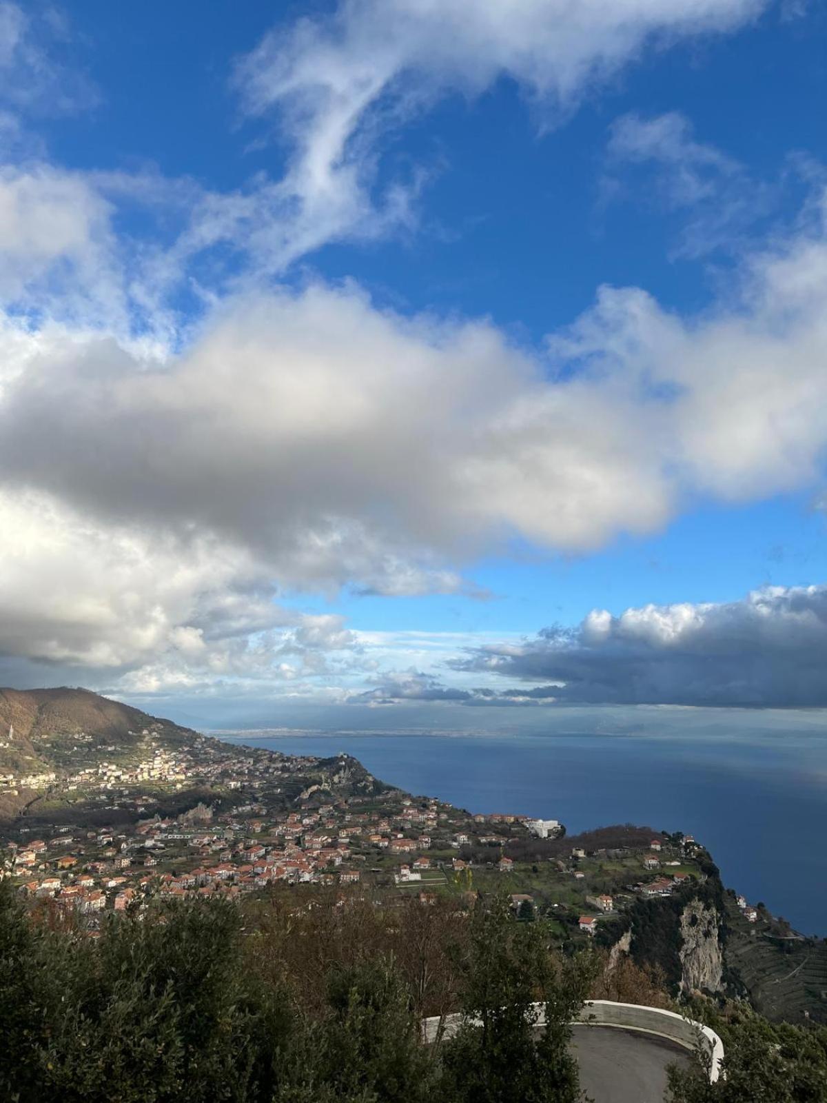 Casa Vacanze La Via Delle Stelle อาเจโรลา ภายนอก รูปภาพ
